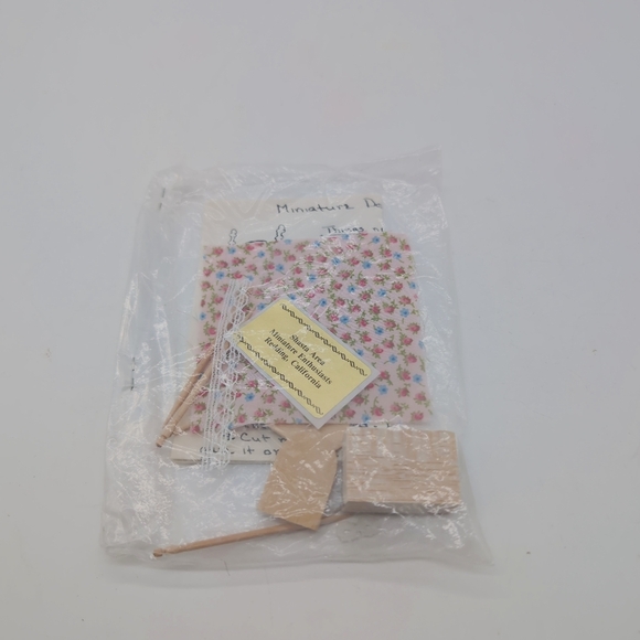 Unopened Dollhouse Bed Kit with Floral Fabric Shasta Area Miniature Enthusiasts - Picture 2 of 4